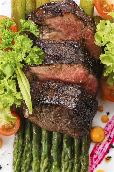 Roast beef on asparagus