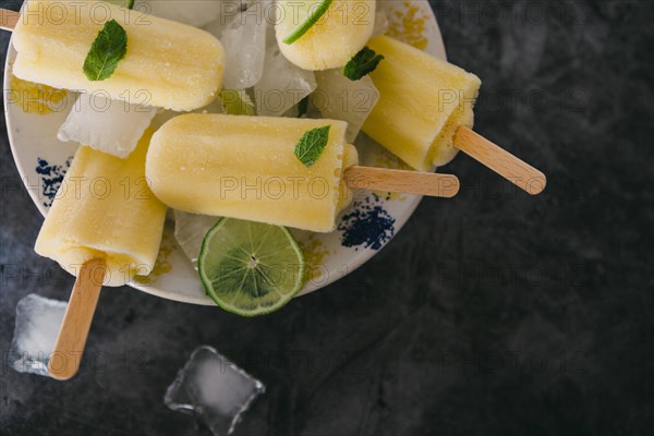 Lemon ice pops with mint and lime