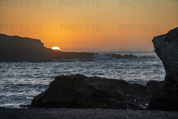 USA, California, San Luis Obispo, Sunset over sea cliff