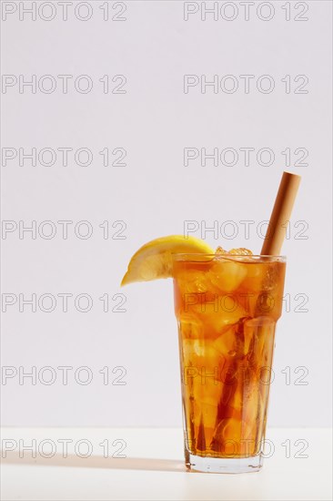 Iced tea in cup with sliced lemon