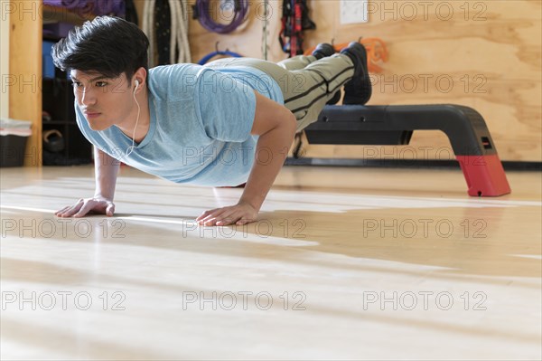 Man doing push up at gym