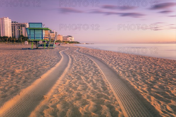 USA, Florida, Miami Beach, Lifeguard hut and tire tracks on beach