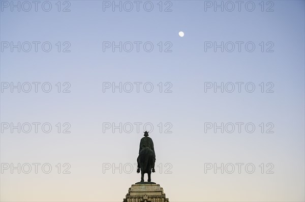 Spain, Valencia, Placa De Joan De Vila Rasa, Statue of King Ferdinand III in Plaza Nueva
