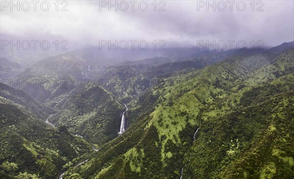 USA, Hawaii, Kauai, Na Pali, Waterfall in mountains