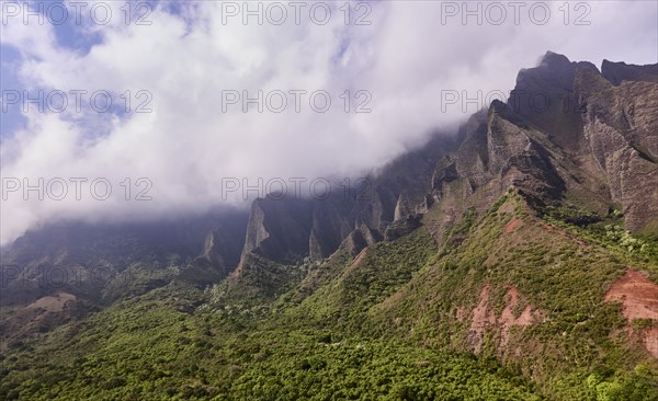 USA, Hawaii, Kauai, Na Pali, Na Pali Mountains in clouds