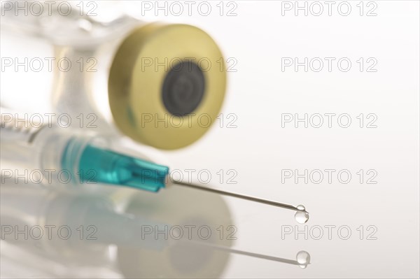 Vial and syringe with liquid drop on top