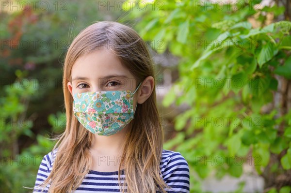 Portrait of girl (-6-7) wearing face mask