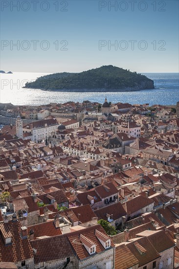 Croatia, Dubrovnik, Elevated view of old town and nearby island