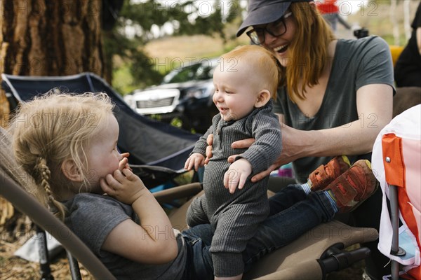 Mother playing with children (6-11 months, 2-3),