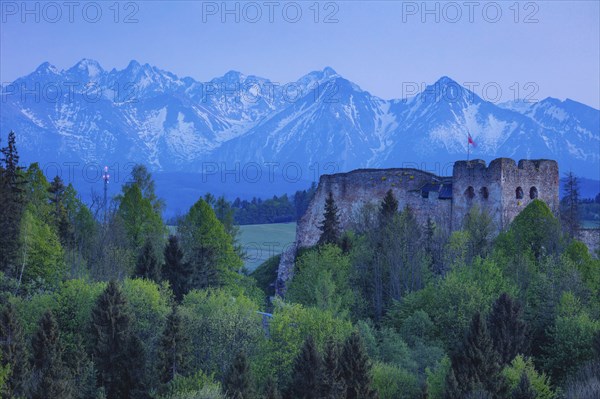 Poland, Lesser Poland, Czorsztyn, Old castle ruins in mountains at Pieniny National Park