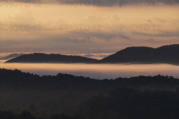 USA, Georgia, Fog and clouds above Blue Ridge Mountains at sunrise