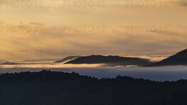 USA, Georgia, Fog and clouds above Blue Ridge Mountains at sunrise