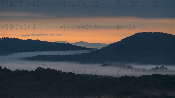 USA, Georgia, Blue Ridge Mountains covered with fog at sunrise