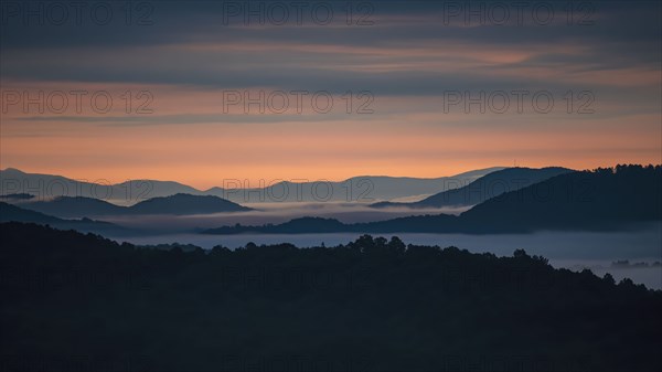 USA, Georgia, Blue Ridge Mountains covered with fog at sunrise