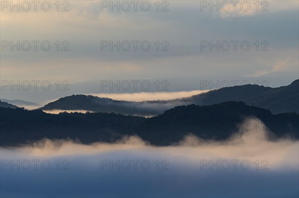 USA, Georgia, Blue Ridge Mountains covered with fog at sunrise