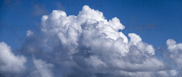 White cumulus clouds on blue sky