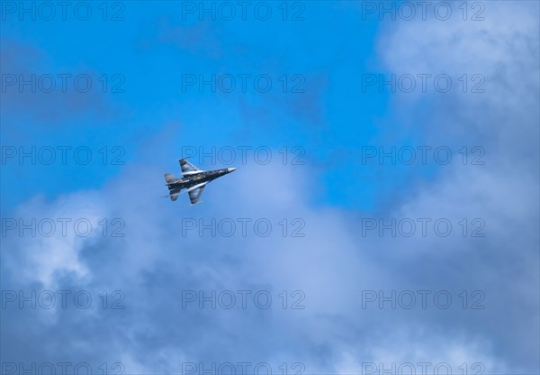 F-16 Fighting Falcon flying against sky