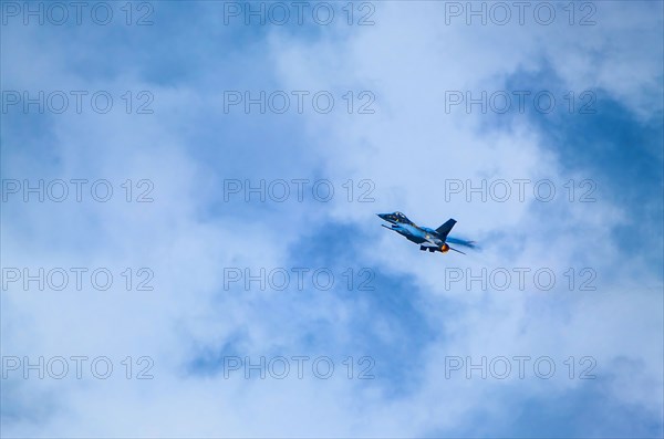 F-16 Fighting Falcon flying against sky