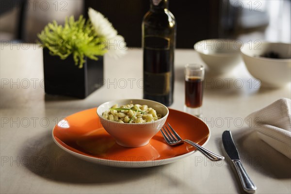 Macaroni cheese meal with wine pairing