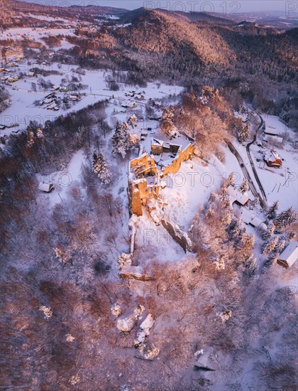 Poland, Subcarpathia, Odrzykon, Aerial view of ruins of Kamieniec Castle in winter