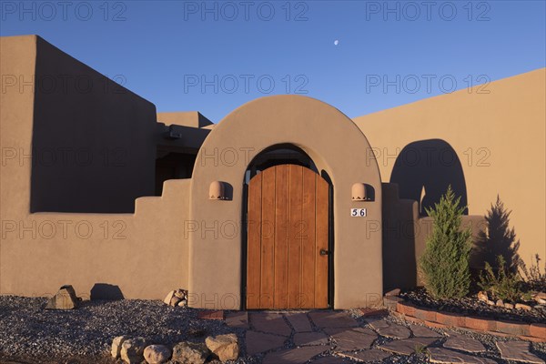 Usa, New Mexico, Santa Fe, Entrance to Adobe style house