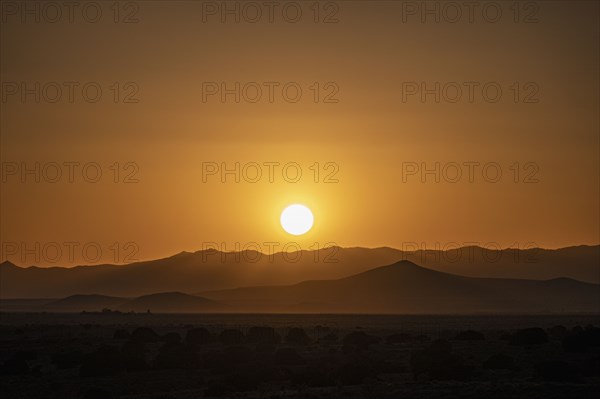 Usa, New Mexico, Santa Fe, El Dorado, Sun setting over desert landscape