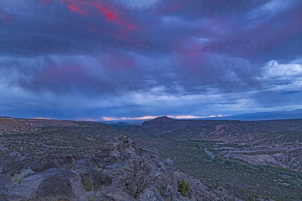 Usa, New Mexico, White Rock, Storm clouds gathering over White Rock Overlook