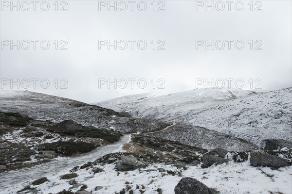 Australia, New South Wales, Snowy trail in mountains at Charlotte Pass in Kosciuszko National Park