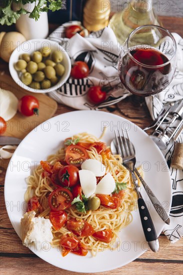 Spaghetti with bread