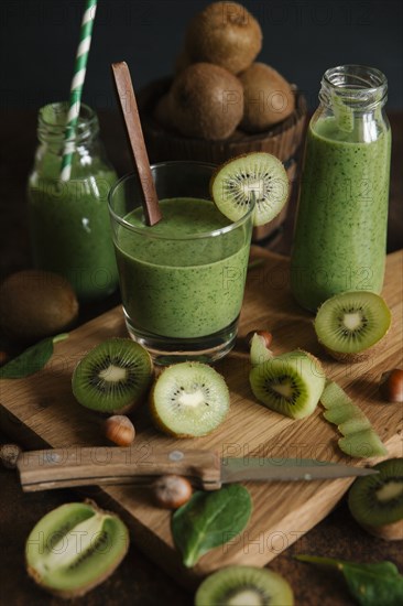 Sliced kiwi on cutting board for smoothie