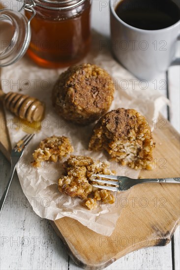 Dessert cakes with honey and coffee