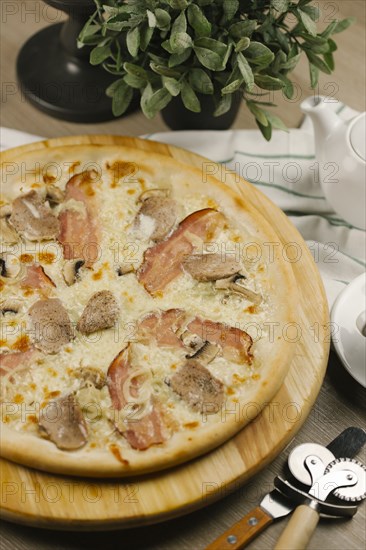 Bacon and onions on pizza
