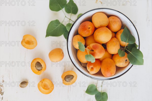 Apricots in bowl