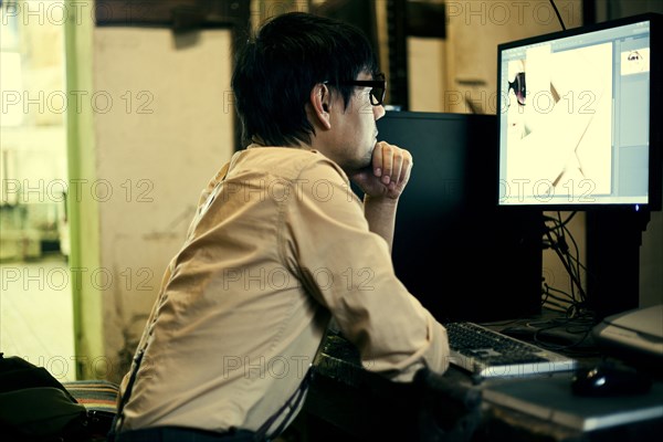 Mari man using computer at desk