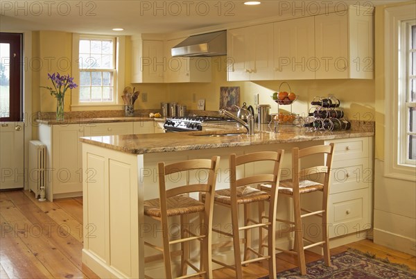 Traditional kitchen with breakfast bar