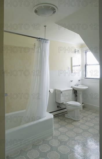 Small traditional bathroom with linoleum flooring