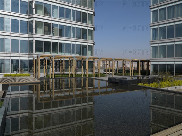 Detail water feature on modern rooftop deck