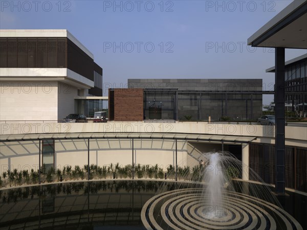 Contemporary circular water fountain