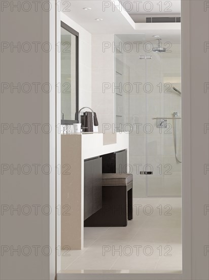 Vanity between sinks in modern bathroom