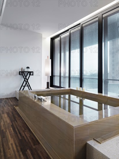 Bath tub in modern home