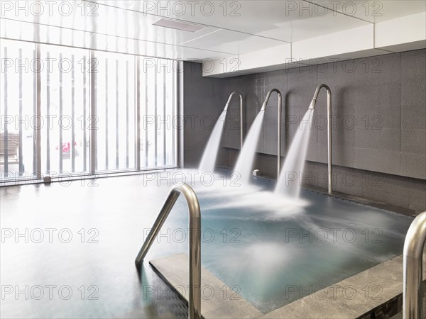 Pool with large water jets