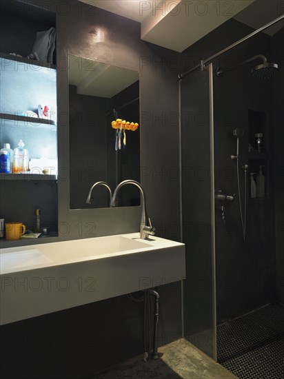 Dark modern bathroom