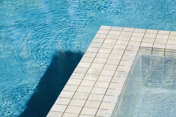 Swimming Pool and hot tub with Tile