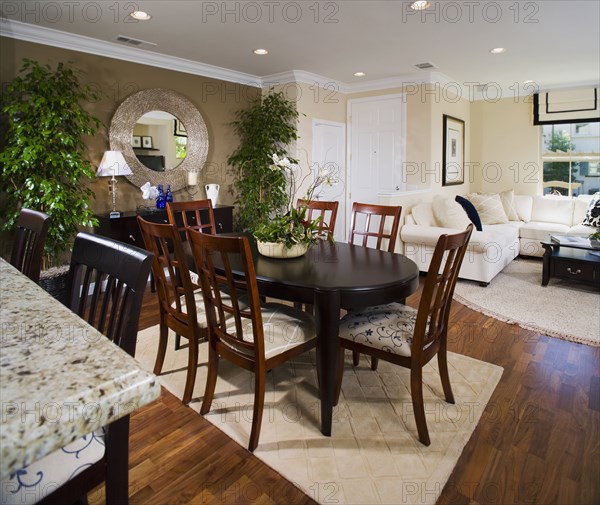 Small dining area between kitchen and living room