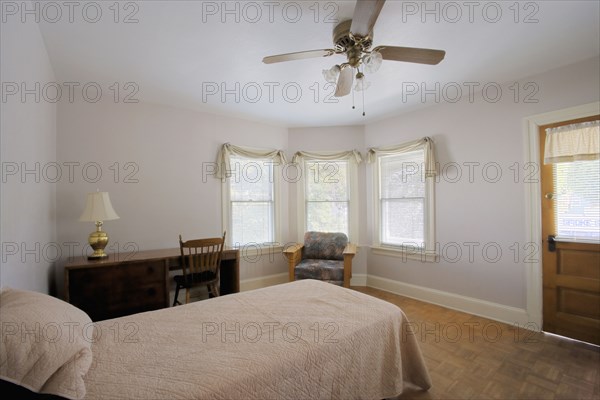 Small bedroom with a desk