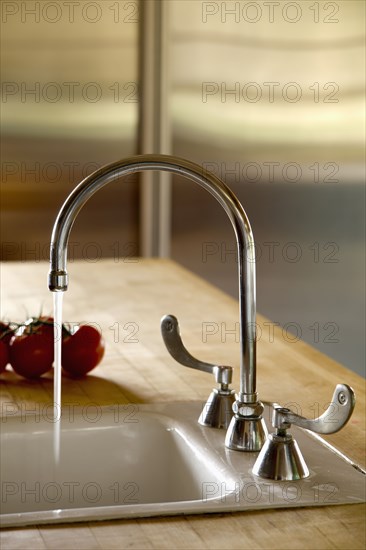 Gooseneck faucet with running water