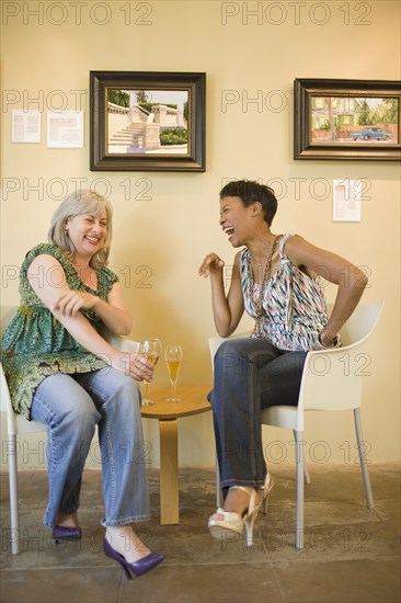 Women in gallery drinking champagne