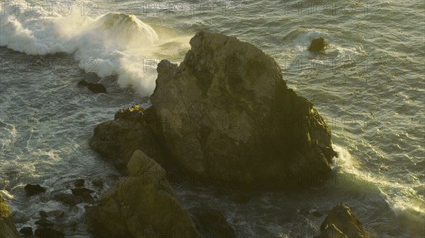 Ocean waves splashing on rocks