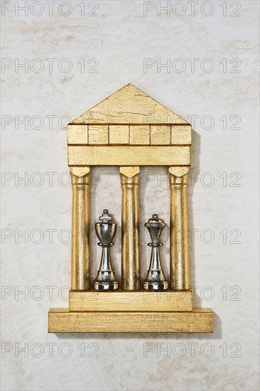 Golden model of king and queen chess pieces