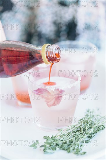 Caucasian woman pouring cocktails on tray